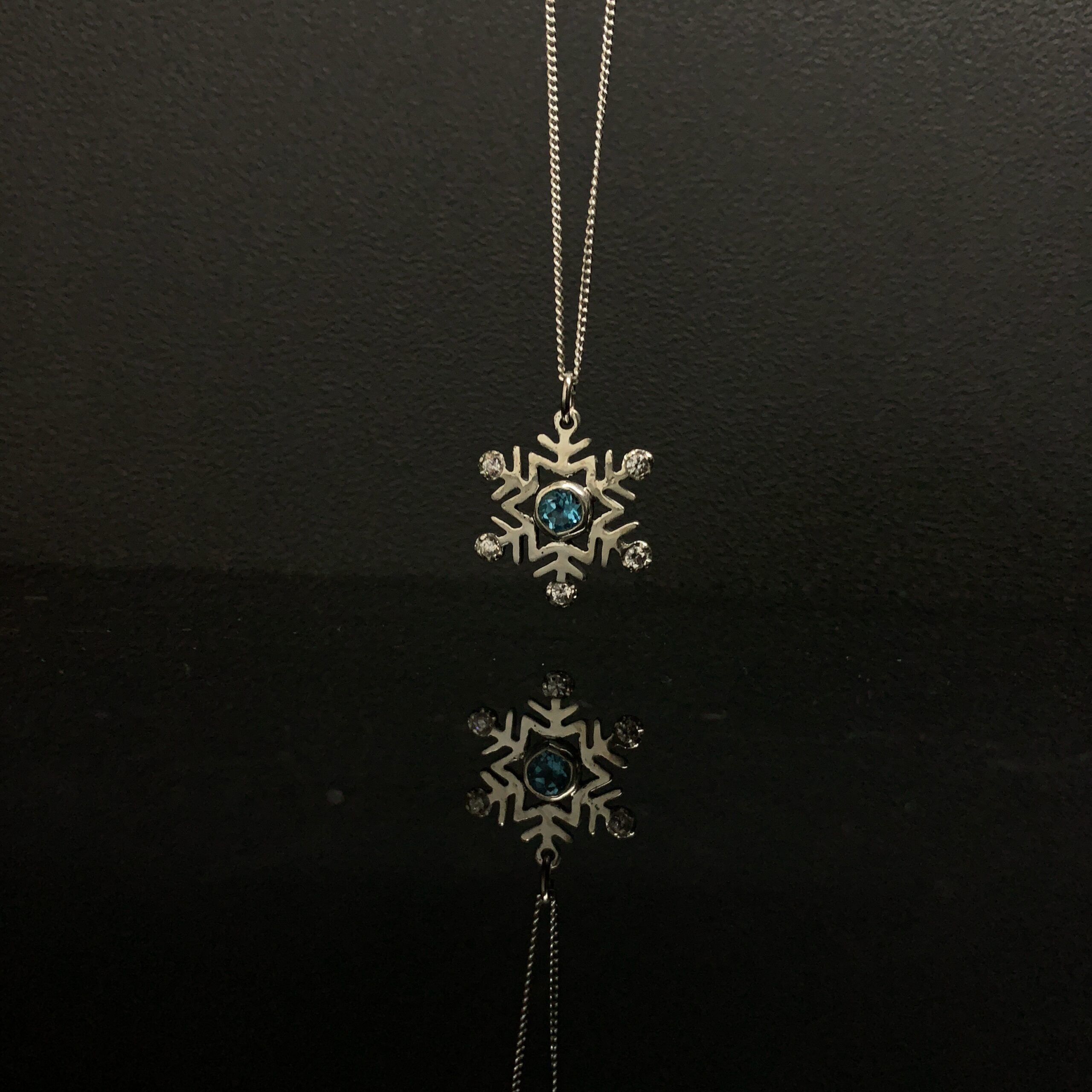 雪の結晶ネックレス /冬を象徴するモチーフで大人ファッションへ